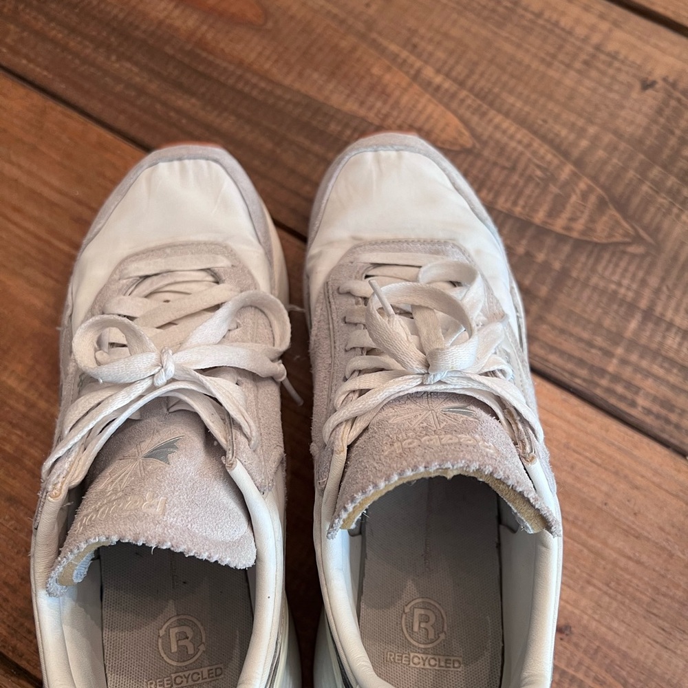 Women’s Throwback Reebok Classic - Picture 4 of 5